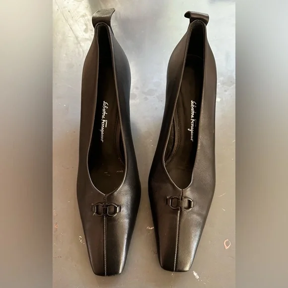 Salvatore Ferragamo women’s black leather pump - Picture 1 of 3